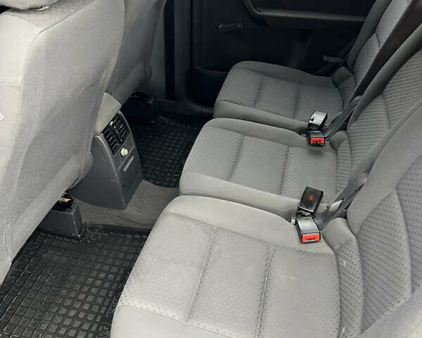 Черный Фольксваген Туран, объемом двигателя 1.6 л и пробегом 271 тыс. км за 5500 $, фото 3 на Automoto.ua