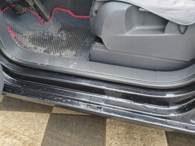 Черный Фольксваген Туран, объемом двигателя 2 л и пробегом 264 тыс. км за 6500 $, фото 22 на Automoto.ua