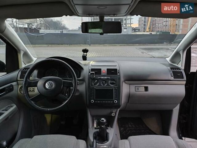 Чорний Фольксваген Туран, об'ємом двигуна 1.97 л та пробігом 350 тис. км за 4800 $, фото 15 на Automoto.ua