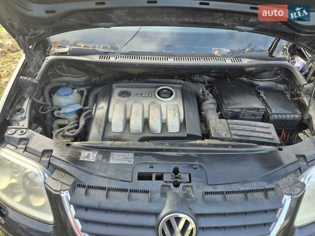 Черный Фольксваген Туран, объемом двигателя 1.9 л и пробегом 352 тыс. км за 4500 $, фото 4 на Automoto.ua