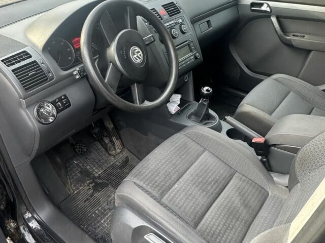 Чорний Фольксваген Туран, об'ємом двигуна 2 л та пробігом 300 тис. км за 2500 $, фото 5 на Automoto.ua