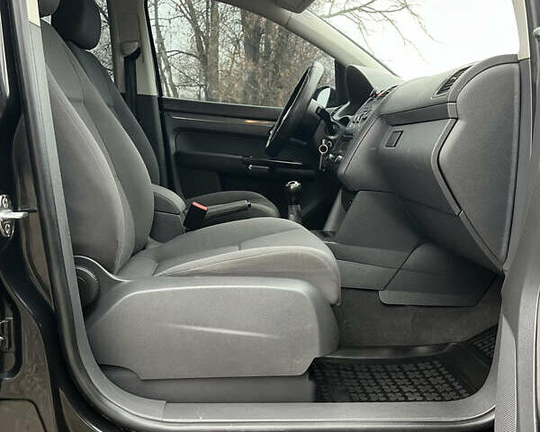 Черный Фольксваген Туран, объемом двигателя 1.6 л и пробегом 208 тыс. км за 5700 $, фото 24 на Automoto.ua