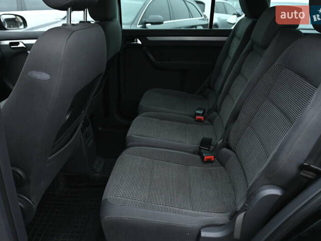 Чорний Фольксваген Туран, об'ємом двигуна 2 л та пробігом 267 тис. км за 5999 $, фото 22 на Automoto.ua