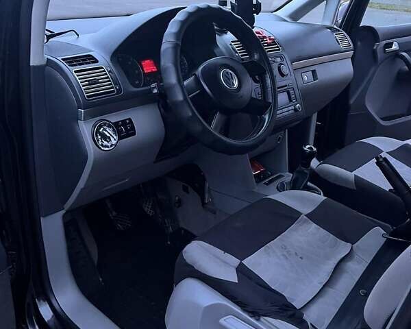 Черный Фольксваген Туран, объемом двигателя 1.97 л и пробегом 293 тыс. км за 5900 $, фото 10 на Automoto.ua