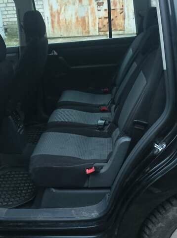 Черный Фольксваген Туран, объемом двигателя 1.6 л и пробегом 255 тыс. км за 6500 $, фото 5 на Automoto.ua