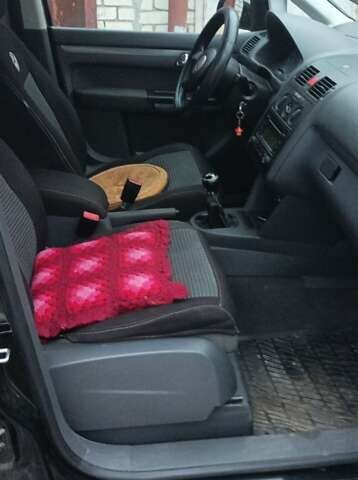 Черный Фольксваген Туран, объемом двигателя 1.6 л и пробегом 255 тыс. км за 6500 $, фото 6 на Automoto.ua