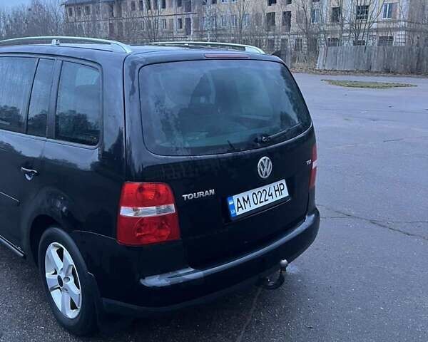 Черный Фольксваген Туран, объемом двигателя 1.97 л и пробегом 293 тыс. км за 5900 $, фото 1 на Automoto.ua