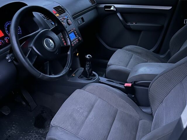 Черный Фольксваген Туран, объемом двигателя 2 л и пробегом 420 тыс. км за 3400 $, фото 8 на Automoto.ua