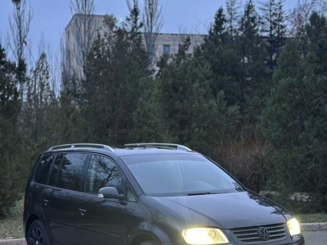 Черный Фольксваген Туран, объемом двигателя 2 л и пробегом 420 тыс. км за 3400 $, фото 2 на Automoto.ua