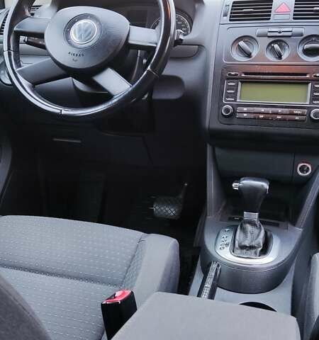 Черный Фольксваген Туран, объемом двигателя 1.6 л и пробегом 225 тыс. км за 5700 $, фото 4 на Automoto.ua