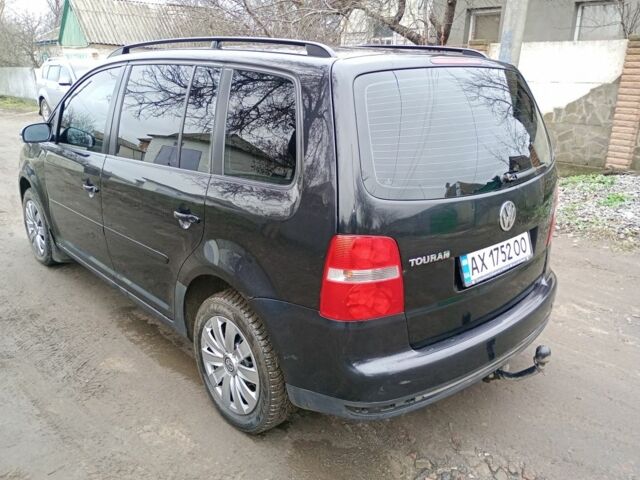 Черный Фольксваген Туран, объемом двигателя 1.6 л и пробегом 220 тыс. км за 6300 $, фото 3 на Automoto.ua