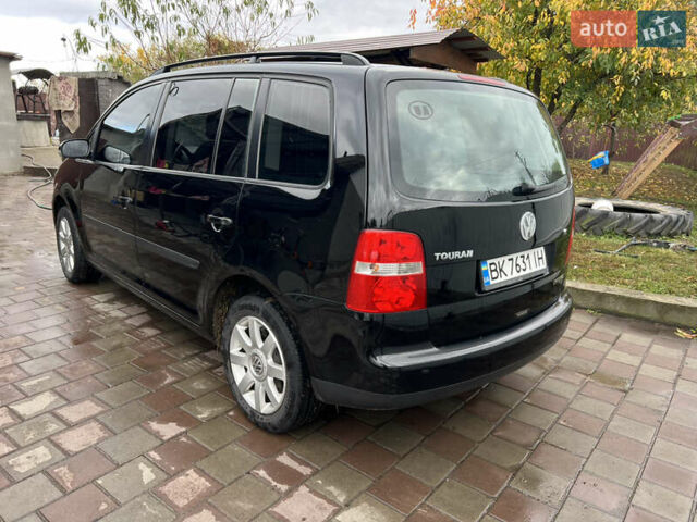 Черный Фольксваген Туран, объемом двигателя 1.6 л и пробегом 271 тыс. км за 5500 $, фото 6 на Automoto.ua