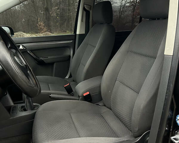 Черный Фольксваген Туран, объемом двигателя 1.6 л и пробегом 208 тыс. км за 5700 $, фото 22 на Automoto.ua