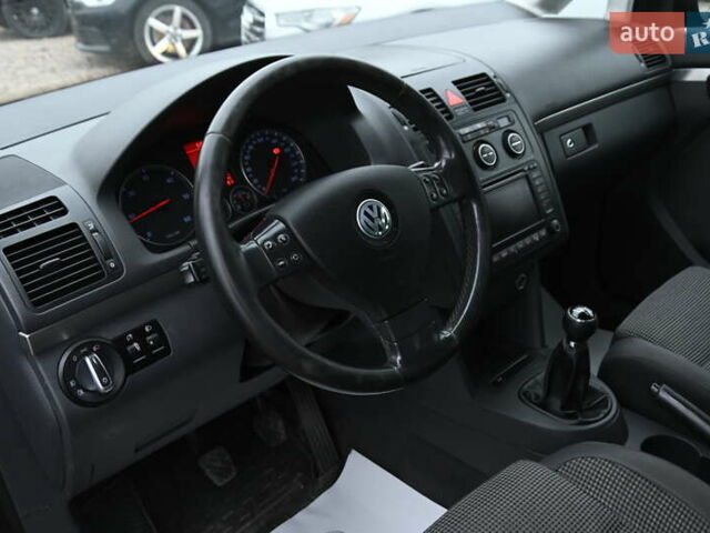 Чорний Фольксваген Туран, об'ємом двигуна 2 л та пробігом 267 тис. км за 5999 $, фото 18 на Automoto.ua