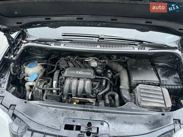 Черный Фольксваген Туран, объемом двигателя 1.6 л и пробегом 213 тыс. км за 5500 $, фото 21 на Automoto.ua