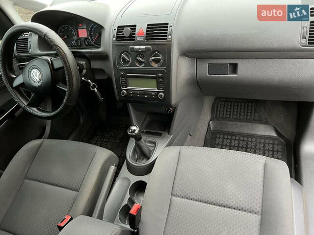 Черный Фольксваген Туран, объемом двигателя 1.6 л и пробегом 208 тыс. км за 5700 $, фото 25 на Automoto.ua