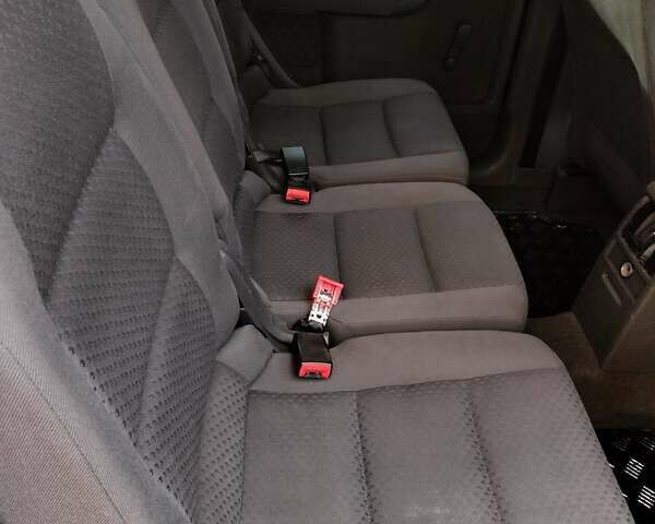 Черный Фольксваген Туран, объемом двигателя 1.6 л и пробегом 202 тыс. км за 5300 $, фото 11 на Automoto.ua