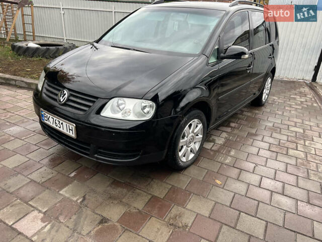 Черный Фольксваген Туран, объемом двигателя 1.6 л и пробегом 271 тыс. км за 5500 $, фото 11 на Automoto.ua