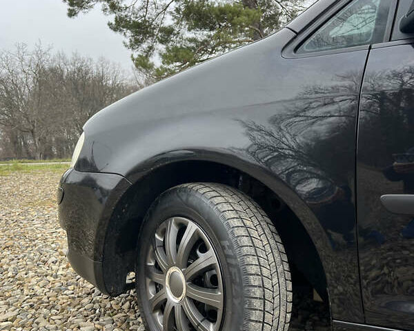 Черный Фольксваген Туран, объемом двигателя 1.6 л и пробегом 208 тыс. км за 5700 $, фото 10 на Automoto.ua