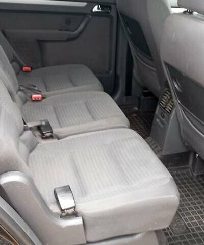 Черный Фольксваген Туран, объемом двигателя 1.6 л и пробегом 260 тыс. км за 5600 $, фото 4 на Automoto.ua