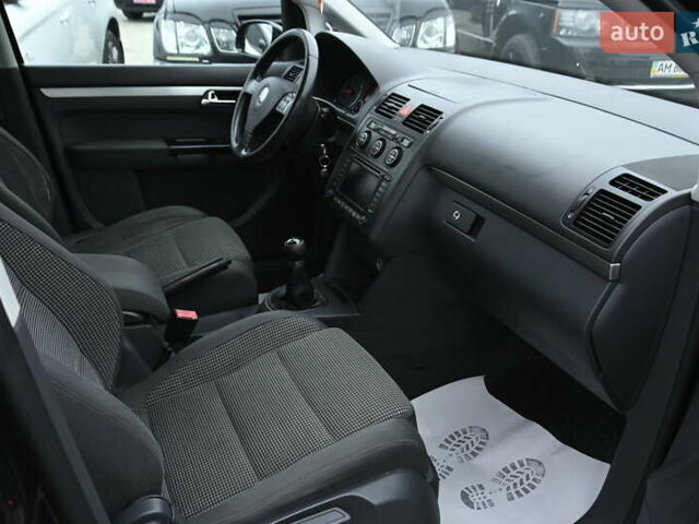 Чорний Фольксваген Туран, об'ємом двигуна 2 л та пробігом 267 тис. км за 5999 $, фото 28 на Automoto.ua