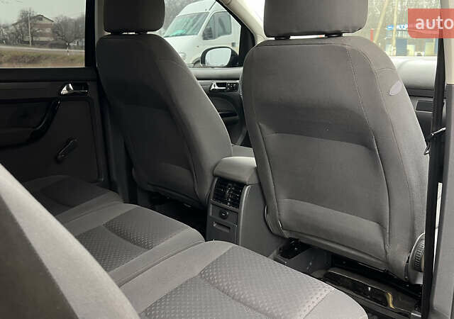 Черный Фольксваген Туран, объемом двигателя 1.6 л и пробегом 208 тыс. км за 5700 $, фото 28 на Automoto.ua