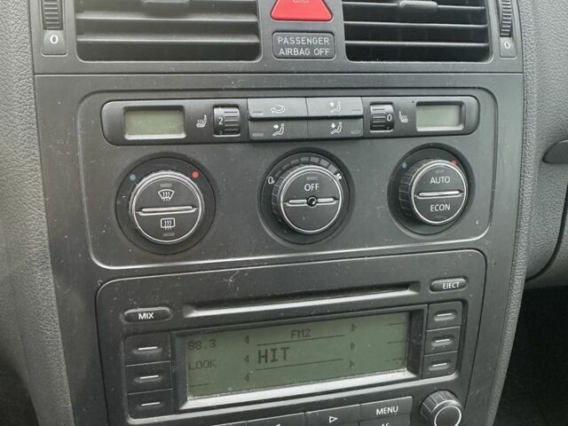 Чорний Фольксваген Туран, об'ємом двигуна 2 л та пробігом 300 тис. км за 2500 $, фото 6 на Automoto.ua