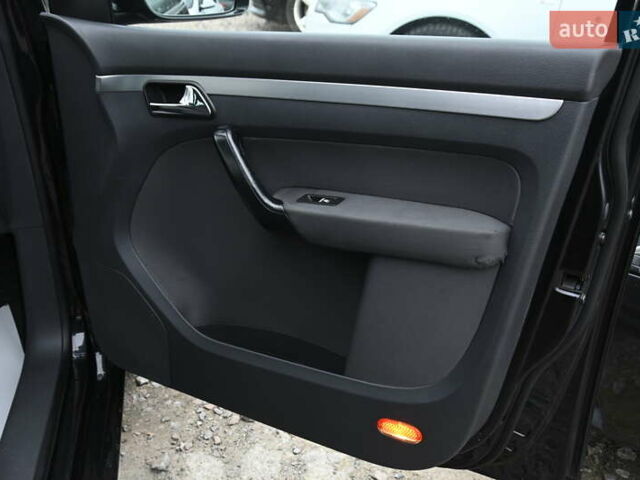 Чорний Фольксваген Туран, об'ємом двигуна 2 л та пробігом 267 тис. км за 5999 $, фото 27 на Automoto.ua