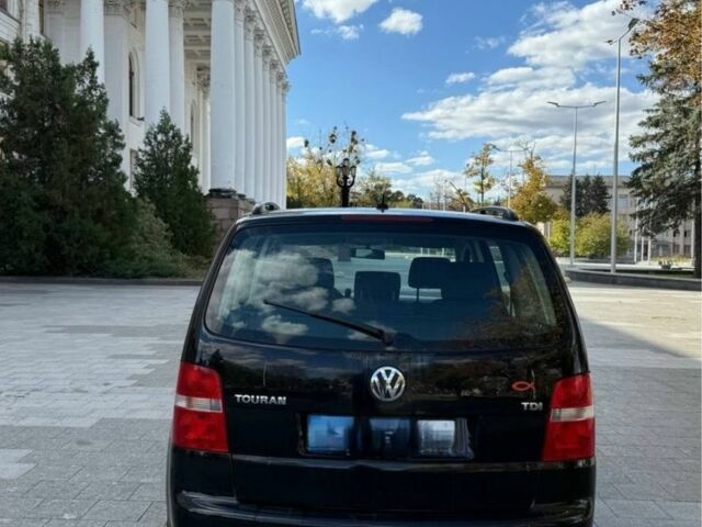 Черный Фольксваген Туран, объемом двигателя 0 л и пробегом 300 тыс. км за 3021 $, фото 2 на Automoto.ua