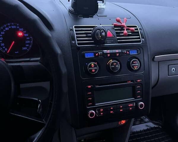 Черный Фольксваген Туран, объемом двигателя 1.97 л и пробегом 293 тыс. км за 5900 $, фото 12 на Automoto.ua