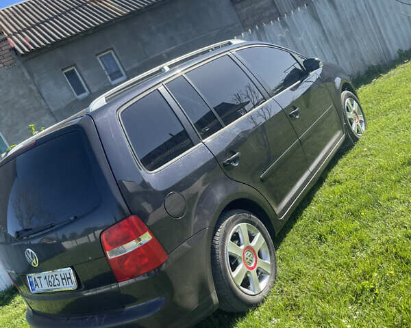 Черный Фольксваген Туран, объемом двигателя 1.6 л и пробегом 218 тыс. км за 5900 $, фото 1 на Automoto.ua