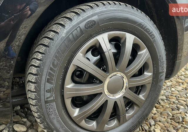 Черный Фольксваген Туран, объемом двигателя 1.6 л и пробегом 208 тыс. км за 5700 $, фото 31 на Automoto.ua