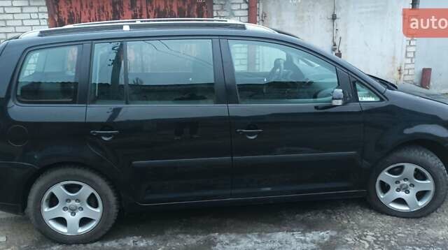 Черный Фольксваген Туран, объемом двигателя 1.6 л и пробегом 255 тыс. км за 6500 $, фото 2 на Automoto.ua