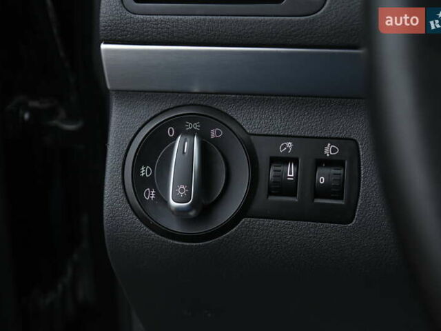 Чорний Фольксваген Туран, об'ємом двигуна 2 л та пробігом 267 тис. км за 5999 $, фото 16 на Automoto.ua