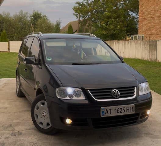 Черный Фольксваген Туран, объемом двигателя 1.6 л и пробегом 218 тыс. км за 5900 $, фото 6 на Automoto.ua