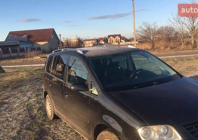 Черный Фольксваген Туран, объемом двигателя 1.97 л и пробегом 347 тыс. км за 5300 $, фото 3 на Automoto.ua