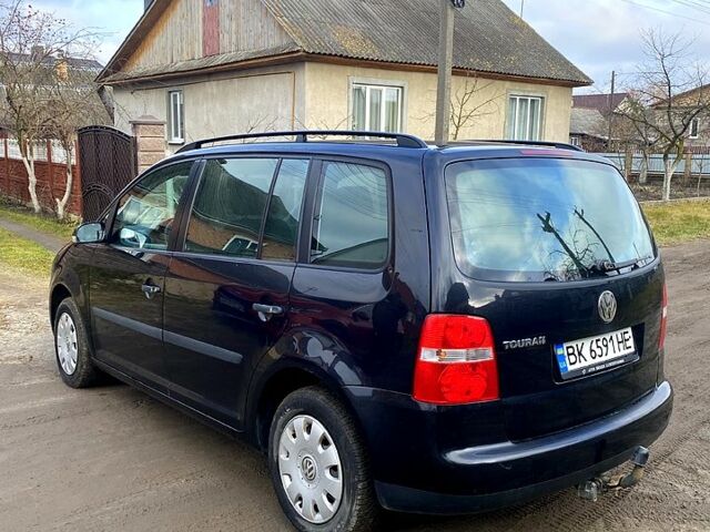 Чорний Фольксваген Туран, об'ємом двигуна 1.6 л та пробігом 205 тис. км за 5200 $, фото 1 на Automoto.ua