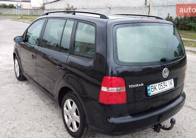 Чорний Фольксваген Туран, об'ємом двигуна 1.6 л та пробігом 249 тис. км за 5500 $, фото 1 на Automoto.ua