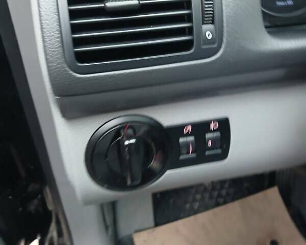 Черный Фольксваген Туран, объемом двигателя 1.6 л и пробегом 201 тыс. км за 4799 $, фото 50 на Automoto.ua