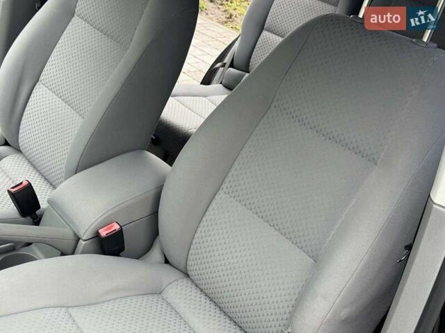 Черный Фольксваген Туран, объемом двигателя 1.6 л и пробегом 201 тыс. км за 4799 $, фото 35 на Automoto.ua