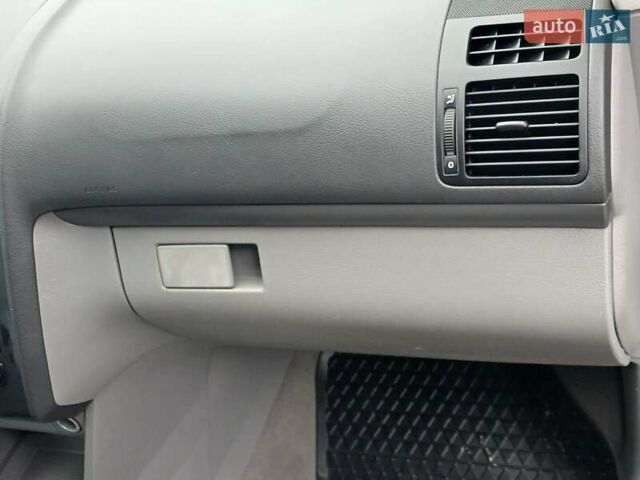 Черный Фольксваген Туран, объемом двигателя 1.6 л и пробегом 201 тыс. км за 4799 $, фото 74 на Automoto.ua