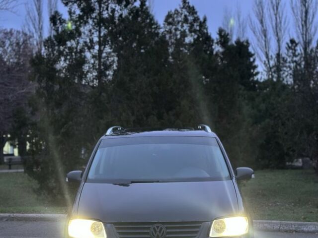 Черный Фольксваген Туран, объемом двигателя 2 л и пробегом 420 тыс. км за 3400 $, фото 1 на Automoto.ua