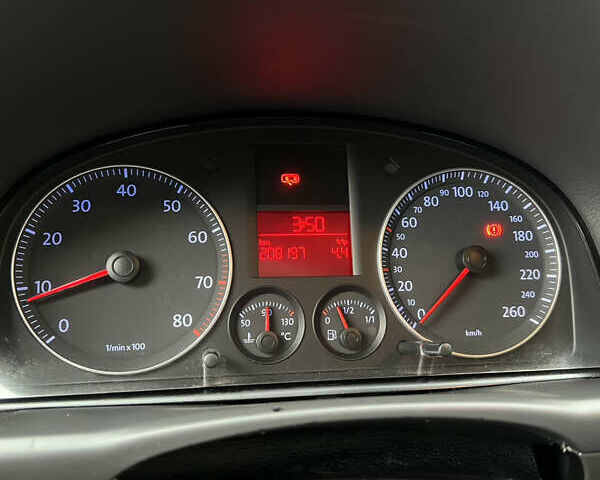 Черный Фольксваген Туран, объемом двигателя 1.6 л и пробегом 208 тыс. км за 5700 $, фото 23 на Automoto.ua