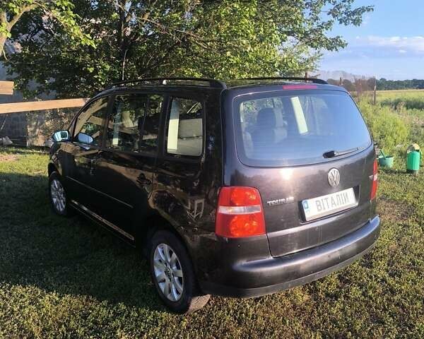 Черный Фольксваген Туран, объемом двигателя 1.6 л и пробегом 250 тыс. км за 5000 $, фото 1 на Automoto.ua