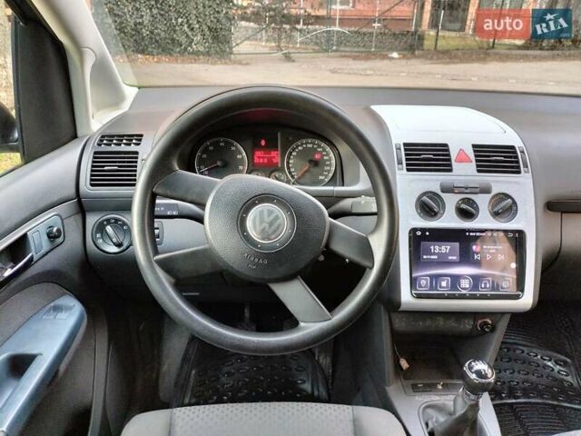 Черный Фольксваген Туран, объемом двигателя 1.6 л и пробегом 202 тыс. км за 5300 $, фото 8 на Automoto.ua