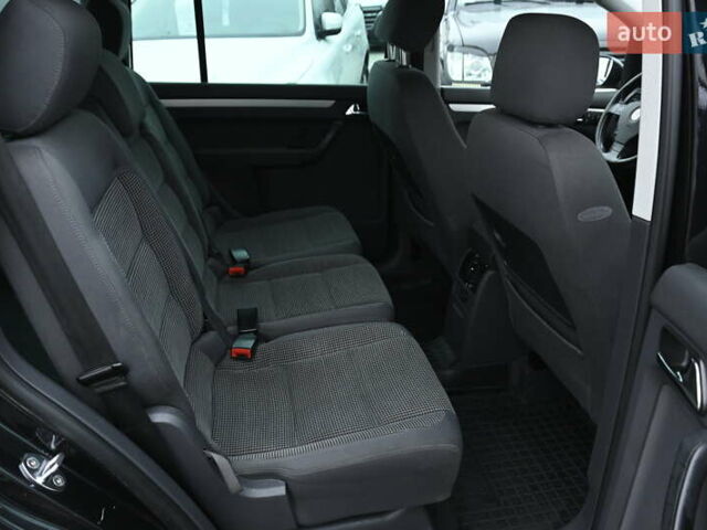 Чорний Фольксваген Туран, об'ємом двигуна 2 л та пробігом 267 тис. км за 5999 $, фото 25 на Automoto.ua