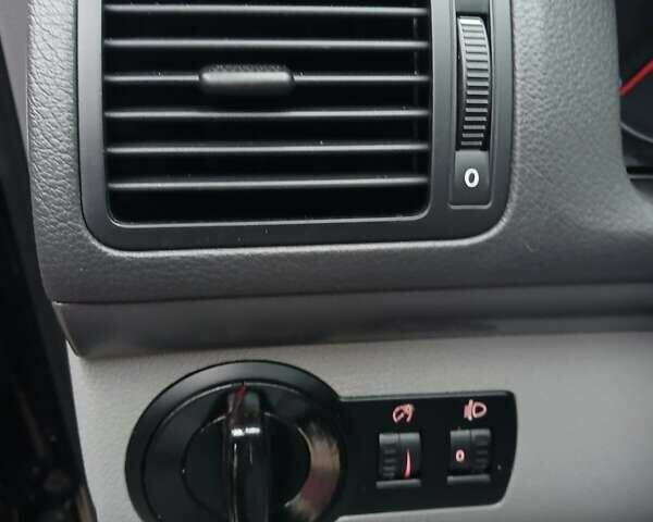 Черный Фольксваген Туран, объемом двигателя 1.6 л и пробегом 201 тыс. км за 4799 $, фото 52 на Automoto.ua