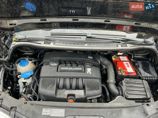 Черный Фольксваген Туран, объемом двигателя 1.6 л и пробегом 271 тыс. км за 5500 $, фото 10 на Automoto.ua