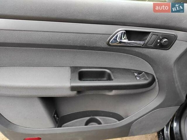 Черный Фольксваген Туран, объемом двигателя 1.6 л и пробегом 237 тыс. км за 5200 $, фото 10 на Automoto.ua