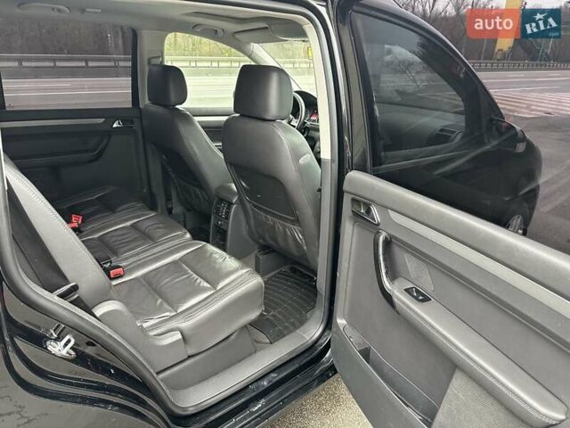 Черный Фольксваген Туран, объемом двигателя 1.6 л и пробегом 192 тыс. км за 5700 $, фото 6 на Automoto.ua